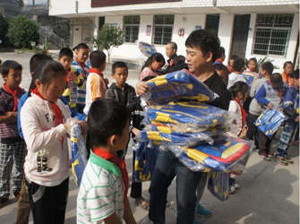 瑞安唯美L&D陶瓷“筑夢(mèng)計(jì)劃”為大南小學(xué)捐贈(zèng)書包